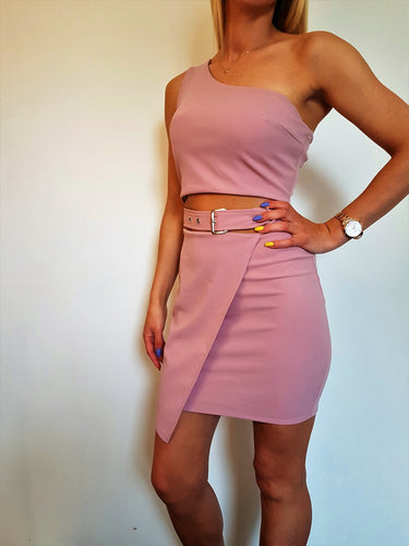 Kleta Īsa ar atkailinātu vēderu.