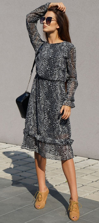 Melni-balta leopardrakstu kleita.