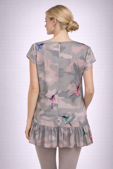 Серая туника с принтом в виде колибри.