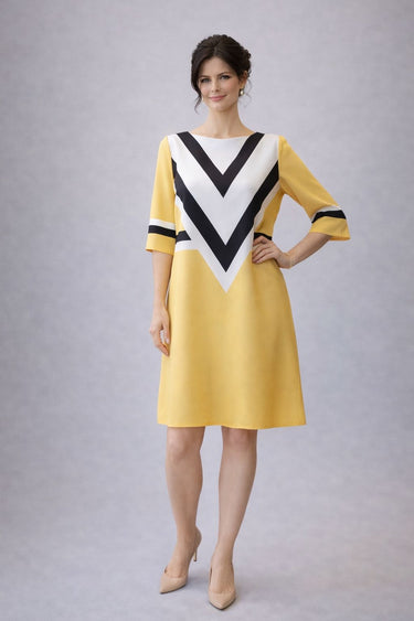 Dzeltena kleita ar grafisku akcentu