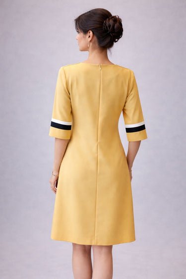 Dzeltena kleita ar grafisku akcentu