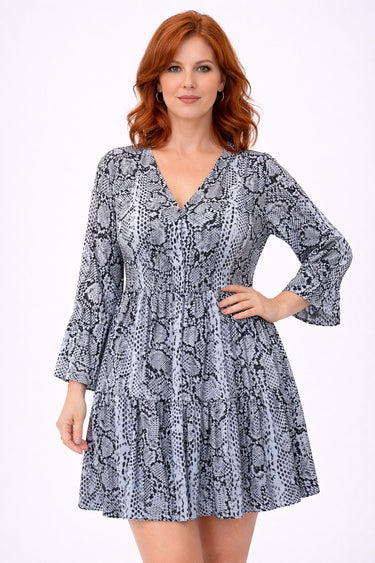 Čūskas raksta kleita ar brīvu siluetu