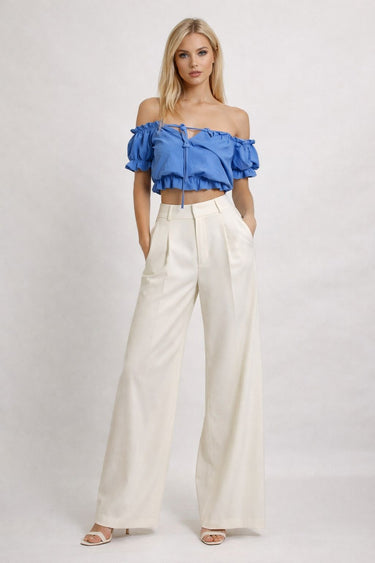 Atklātu plecu tops ar volāniem