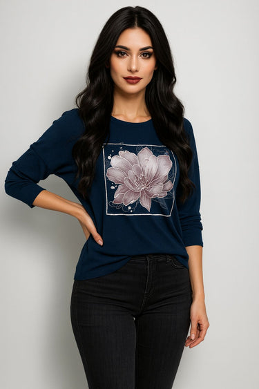 Tumši zils krekliņš ar dekoratīvu zieda printu un kimono stila 3/4 piedurknēm