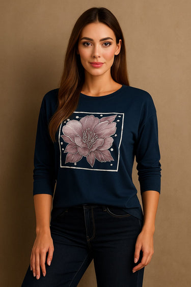 Tumši zils krekliņš ar dekoratīvu zieda printu un kimono stila 3/4 piedurknēm