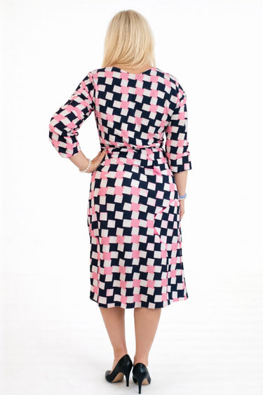 Kleita ar baltu apakškleitu uz lencītēm